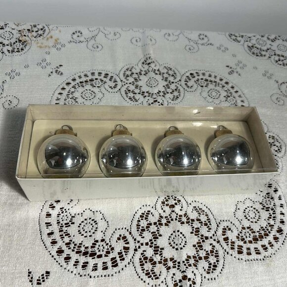 Silver Christmas Porcelain ball placecard holders - Picture 2 of 7
